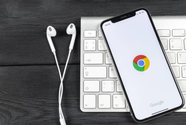 Sankt-Petersburg, Rusya, 2 Haziran 2018: Google Chrome uygulama simgesi üzerinde Apple iphone X ekran yakın çekim. Google Chrome app simgesi. Google Chrome uygulama. Sosyal medya ağı
