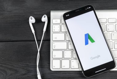 Sankt-Petersburg, Rusya, 2 Haziran 2018: Google Adwords uygulama simgesi üzerinde Apple iphone X ekran yakın çekim. Google reklam kelimeler simgesi. Google Adwords uygulama. Sosyal medya ağı