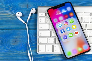 Sankt-Petersburg, Rusya, 2 Haziran 2018: Apple iphone X ile sosyal medya facebook, instagram, heyecan, snapchat uygulama ekranda simgeler. Sosyal medya simgeler. Sosyal ağ. Sosyal medya