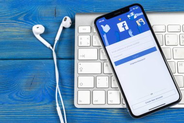 Sankt-Petersburg, Rusya, 2 Haziran 2018: Facebook uygulama simgesi üzerinde Apple iphone X smartphone ekran yakın çekim. Facebook app simgesi. Sosyal medya simge. Sosyal ağ