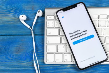 Sankt-Petersburg, Rusya, 2 Haziran 2018: Twitter uygulama simgesi üzerinde Apple iphone X smartphone ekran yakın çekim. Twitter app simgesi. Sosyal medya simge. Sosyal ağ