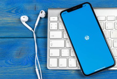 Sankt-Petersburg, Rusya, 2 Haziran 2018: Wordpress uygulama simgesi üzerinde Apple iphone X ekran yakın çekim. WordPress app simgesi. WordPress.com uygulama. Sosyal ağ