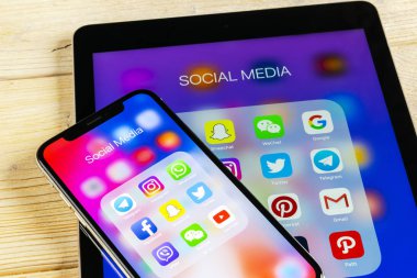 Sankt-Petersburg, Rusya 8 Haziran 2018: Apple iphone X ve sosyal medya facebook, instagram, heyecan, snapchat uygulama ekran simgeleri ile ipad. Sosyal medya simgeler. Sosyal ağ. Sosyal medya