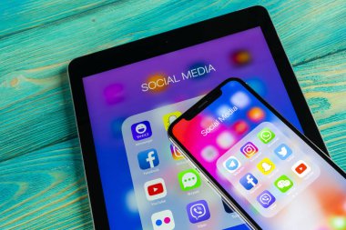 Sankt-Petersburg, Rusya 8 Haziran 2018: Apple iphone X ve sosyal medya facebook, instagram, heyecan, snapchat uygulama ekran simgeleri ile ipad. Sosyal medya simgeler. Sosyal ağ. Sosyal medya