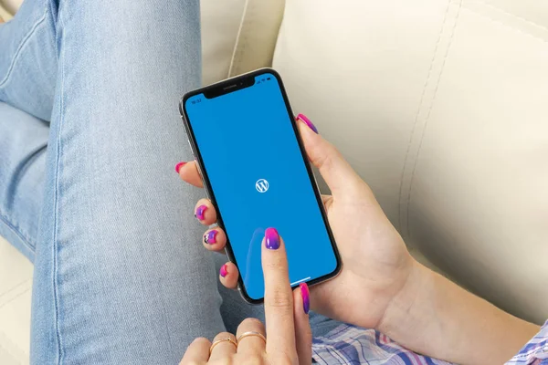 Sankt-Petersburg, Rusya, 30 Mayıs 2018: Wordpress uygulama simgesi ekran yakın çekim kadın elinde X Apple iPhone'da. WordPress app simgesi. WordPress.com uygulama. Sosyal ağ