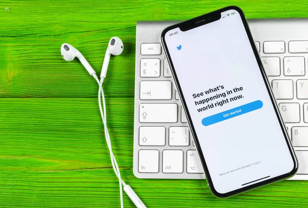 Sankt-Petersburg, Rusya, 2 Haziran 2018: Twitter uygulama simgesi üzerinde Apple iphone X smartphone ekran yakın çekim. Twitter app simgesi. Sosyal medya simge. Sosyal ağ