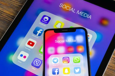 Sankt-Petersburg, Rusya 8 Haziran 2018: Apple iphone X ve sosyal medya facebook, instagram, heyecan, snapchat uygulama ekran simgeleri ile ipad. Sosyal medya simgeler. Sosyal ağ. Sosyal medya
