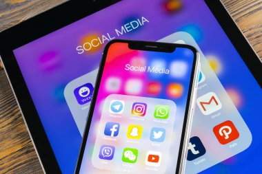 Sankt-Petersburg, Rusya 8 Haziran 2018: Apple iphone X ve sosyal medya facebook, instagram, heyecan, snapchat uygulama ekran simgeleri ile ipad. Sosyal medya simgeler. Sosyal ağ. Sosyal medya