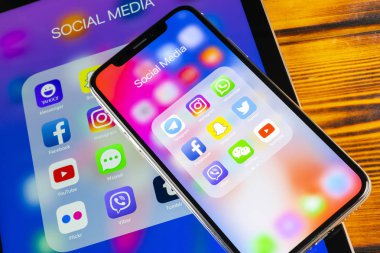 Sankt-Petersburg, Rusya 8 Haziran 2018: Apple iphone X ve sosyal medya facebook, instagram, heyecan, snapchat uygulama ekran simgeleri ile ipad. Sosyal medya simgeler. Sosyal ağ. Sosyal medya