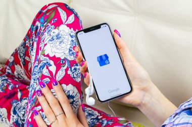 Sankt-Petersburg, Rusya, 8 Haziran 2018: Google My iş uygulama simgesi üzerinde Apple iphone X ekran kadın elinde. Google My iş simgesi. Google İş başvurum. Sosyal medya ağı