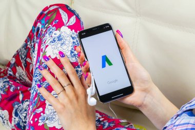 Sankt-Petersburg, Rusya, 8 Haziran 2018: Google Adwords uygulama simgesi üzerinde Apple iphone X ekran kadın elinde. Google reklam kelimeleri ifade simgesi. Google Adwords uygulama. Sosyal medya ağı