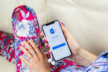 Sankt-Petersburg, Rusya, 8 Haziran 2018: Microsoft Outlook office uygulama simgesini Apple iphone X ekran kadın elinde. Microsoft outlook app simgesi. Microsoft Outlook uygulama. Sosyal medya ağı