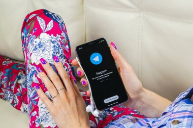 Sankt-Petersburg, Rusya, 8 Haziran 2018: Telgraf X uygulama simgesi üzerinde Apple iphone X ekran kadın elinde. Telgraf X app simgesi. Telgraf X bir online sosyal medya sosyal ağdır. Sosyal medya uygulaması