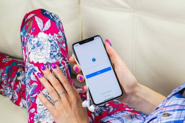 Sankt-Petersburg, Rusya, 8 Haziran 2018: Facebook reklamları uygulama simgesi üzerinde Apple iphone X ekran kadın elinde. Facebook iş app simgesi. Facebook reklamları mobil uygulama. Sosyal medya 