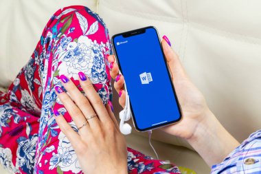 Sankt-Petersburg, 8 Haziran 2018: Microsoft Word uygulama simgesi ekran yakın çekim kadın elinde X Apple iPhone'da. Microsoft office word simgesini. Microsoft office üstünde hareket eden telefon. Sosyal medya