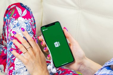 Sankt-Petersburg, Rusya, 8 Haziran 2018: Microsoft Exel uygulama simgesi ekran yakın çekim kadın elinde X Apple iPhone'da. Microsoft office Exel app simgesi. Microsoft office üstünde hareket eden telefon. Sosyal medya