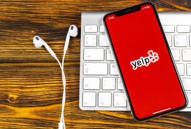 Sankt-Petersburg, Rusya, 2 Haziran 2018: Yelp uygulama simgesi üzerinde Apple iphone X ekran yakın çekim. Yelp app simgesi. Yelp.com uygulama. Sosyal ağ. Sosyal medya