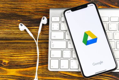 Sankt-Petersburg, Rusya, 2 Haziran 2018: Google sürücü uygulama simgesi üzerinde Apple iphone X ekran yakın çekim. Google götürmek kutsal kişilerin resmi. Google sürücü uygulama. Sosyal medya ağı