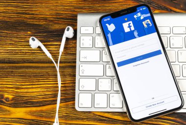 Sankt-Petersburg, Rusya, 2 Haziran 2018: Facebook uygulama simgesi üzerinde Apple iphone X smartphone ekran yakın çekim. Facebook app simgesi. Sosyal medya simge. Sosyal ağ