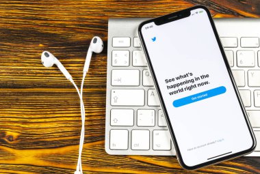 Sankt-Petersburg, Rusya, 2 Haziran 2018: Twitter uygulama simgesi üzerinde Apple iphone X smartphone ekran yakın çekim. Twitter app simgesi. Sosyal medya simge. Sosyal ağ