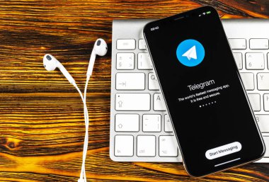 Sankt-Petersburg, Rusya, 2 Haziran 2018: Telgraf X uygulama simgesi üzerinde Apple iphone X ekran yakın çekim. Telgraf X app simgesi. Telgraf X bir online sosyal medya sosyal ağdır. Sosyal medya uygulaması