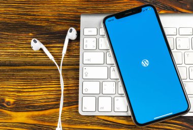 Sankt-Petersburg, Rusya, 2 Haziran 2018: Wordpress uygulama simgesi üzerinde Apple iphone X ekran yakın çekim. WordPress app simgesi. WordPress.com uygulama. Sosyal ağ