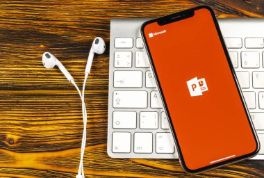 Sankt-Petersburg, Rusya, 2 Haziran 2018: Microsoft office Powerpoint uygulama simgesini Apple iphone X ekran yakın çekim. PowerPoint uygulaması simgesi. Microsoft Power Point uygulaması. Sosyal medya ağı