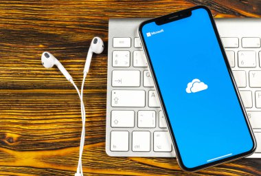 Sankt-Petersburg, Rusya, 2 Haziran 2018: Microsoft Onedrive uygulama simgesi üzerinde Apple iphone X ekran yakın çekim. Microsoft onedrive app simgesi. Microsoft office Onedrive uygulama. Sosyal medya ağı