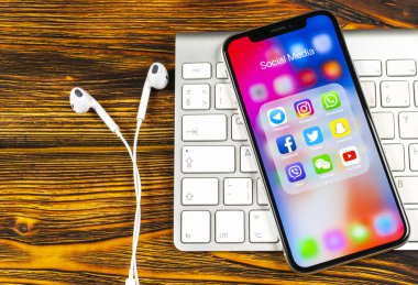 Sankt-Petersburg, Rusya, 2 Haziran 2018: Apple iphone X ile sosyal medya facebook, instagram, heyecan, snapchat uygulama ekranda simgeler. Sosyal medya simgeler. Sosyal ağ. Sosyal medya