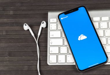 Sankt-Petersburg, Rusya, 2 Haziran 2018: Microsoft Onedrive uygulama simgesi üzerinde Apple iphone X ekran yakın çekim. Microsoft onedrive app simgesi. Microsoft office Onedrive uygulama. Sosyal medya ağı