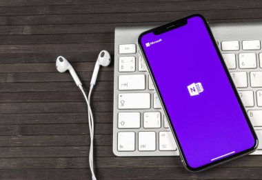 Sankt-Petersburg, Rusya, 2 Haziran 2018: Microsoft Onenote office uygulama simgesini Apple iphone X ekran yakın çekim. Microsoft bir not app simgesi. Microsoft Onenote uygulama. Sosyal medya ağı