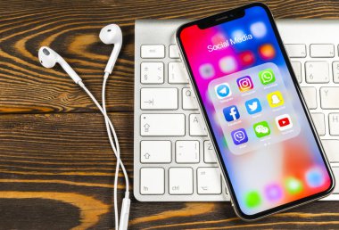 Sankt-Petersburg, Rusya, 2 Haziran 2018: Apple iphone X ile sosyal medya facebook, instagram, heyecan, snapchat uygulama ekranda simgeler. Sosyal medya simgeler. Sosyal ağ. Sosyal medya