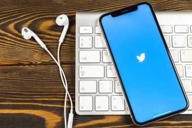 Sankt-Petersburg, Rusya, 2 Haziran 2018: Twitter uygulama simgesi üzerinde Apple iphone X smartphone ekran yakın çekim. Twitter app simgesi. Sosyal medya simge. Sosyal ağ