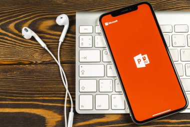Sankt-Petersburg, Rusya, 2 Haziran 2018: Microsoft office Powerpoint uygulama simgesini Apple iphone X ekran yakın çekim. PowerPoint uygulaması simgesi. Microsoft Power Point uygulaması. Sosyal medya ağı