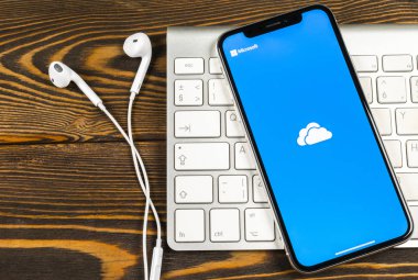 Sankt-Petersburg, Rusya, 2 Haziran 2018: Microsoft Onedrive uygulama simgesi üzerinde Apple iphone X ekran yakın çekim. Microsoft onedrive app simgesi. Microsoft office Onedrive uygulama. Sosyal medya ağı