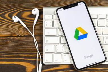 Sankt-Petersburg, Rusya, 2 Haziran 2018: Google sürücü uygulama simgesi üzerinde Apple iphone X ekran yakın çekim. Google götürmek kutsal kişilerin resmi. Google sürücü uygulama. Sosyal medya ağı