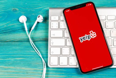 Sankt-Petersburg, Rusya, 2 Haziran 2018: Yelp uygulama simgesi üzerinde Apple iphone X ekran yakın çekim. Yelp app simgesi. Yelp.com uygulama. Sosyal ağ. Sosyal medya
