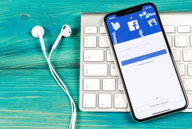 Sankt-Petersburg, Rusya, 2 Haziran 2018: Facebook uygulama simgesi üzerinde Apple iphone X smartphone ekran yakın çekim. Facebook app simgesi. Sosyal medya simge. Sosyal ağ