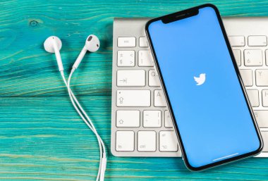 Sankt-Petersburg, Rusya, 2 Haziran 2018: Twitter uygulama simgesi üzerinde Apple iphone X smartphone ekran yakın çekim. Twitter app simgesi. Sosyal medya simge. Sosyal ağ