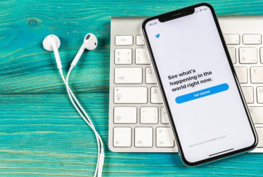 Sankt-Petersburg, Rusya, 2 Haziran 2018: Twitter uygulama simgesi üzerinde Apple iphone X smartphone ekran yakın çekim. Twitter app simgesi. Sosyal medya simge. Sosyal ağ