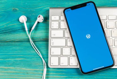 Sankt-Petersburg, Rusya, 2 Haziran 2018: Wordpress uygulama simgesi üzerinde Apple iphone X ekran yakın çekim. WordPress app simgesi. WordPress.com uygulama. Sosyal ağ