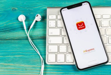 Sankt-Petersburg, Rusya, 2 Haziran 2018: Aliexpress uygulama simgesi Apple iphone X smartphone ekranda. Aliexpress app simgesi. Aliexpress.com popüler e-ticaret uygulaması var. Sosyal medya simge