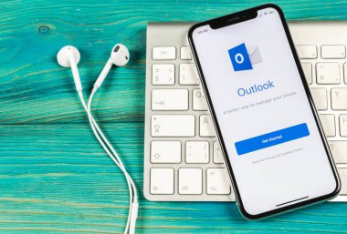 Sankt-Petersburg, Rusya, 2 Haziran 2018: Microsoft Outlook office uygulama simgesini Apple iphone X ekran yakın çekim. Microsoft outlook app simgesi. Microsoft Outlook uygulama. Sosyal medya ağı