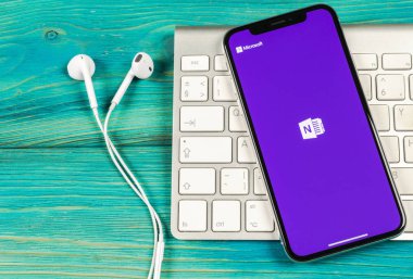 Sankt-Petersburg, Rusya, 2 Haziran 2018: Microsoft Onenote office uygulama simgesini Apple iphone X ekran yakın çekim. Microsoft bir not app simgesi. Microsoft Onenote uygulama. Sosyal medya ağı