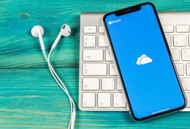 Sankt-Petersburg, Rusya, 2 Haziran 2018: Microsoft Onedrive uygulama simgesi üzerinde Apple iphone X ekran yakın çekim. Microsoft onedrive app simgesi. Microsoft office Onedrive uygulama. Sosyal medya ağı