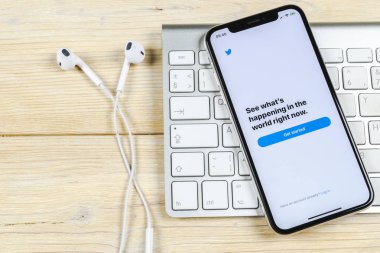 Sankt-Petersburg, Rusya, 2 Haziran 2018: Twitter uygulama simgesi üzerinde Apple iphone X smartphone ekran yakın çekim. Twitter app simgesi. Sosyal medya simge. Sosyal ağ
