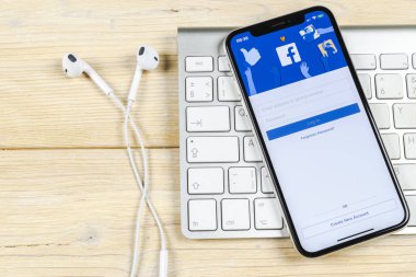 Sankt-Petersburg, Rusya, 2 Haziran 2018: Facebook uygulama simgesi üzerinde Apple iphone X smartphone ekran yakın çekim. Facebook app simgesi. Sosyal medya simge. Sosyal ağ