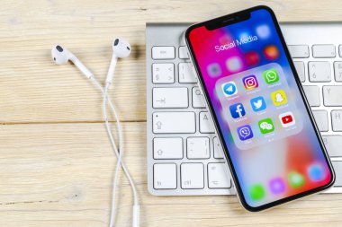 Sankt-Petersburg, Rusya, 2 Haziran 2018: Apple iphone X ile sosyal medya facebook, instagram, heyecan, snapchat uygulama ekranda simgeler. Sosyal medya simgeler. Sosyal ağ. Sosyal medya