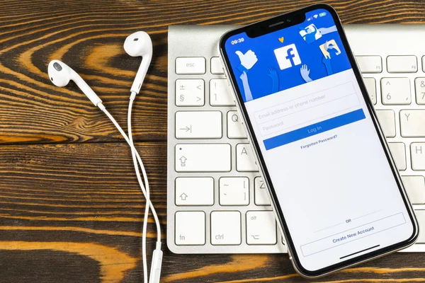 Sankt-Petersburg, Rusya, 2 Haziran 2018: Facebook uygulama simgesi üzerinde Apple iphone X smartphone ekran yakın çekim. Facebook app simgesi. Sosyal medya simge. Sosyal ağ