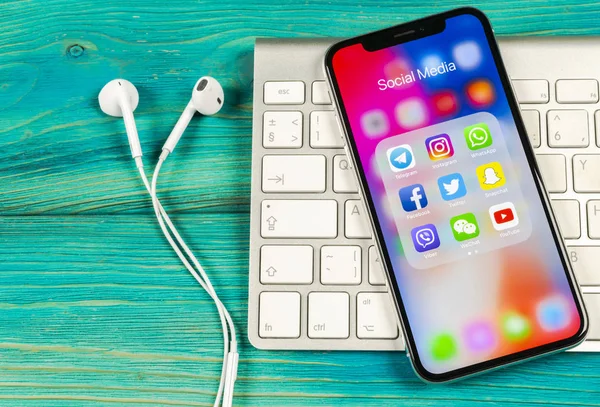 Sankt-Petersburg, Rusya, 2 Haziran 2018: Apple iphone X ile sosyal medya facebook, instagram, heyecan, snapchat uygulama ekranda simgeler. Sosyal medya simgeler. Sosyal ağ. Sosyal medya